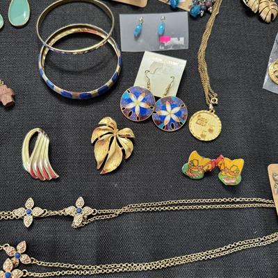 Sale Photo Thumbnail #76: Necklaces
Bracelets
Brooches
Clip on earrings