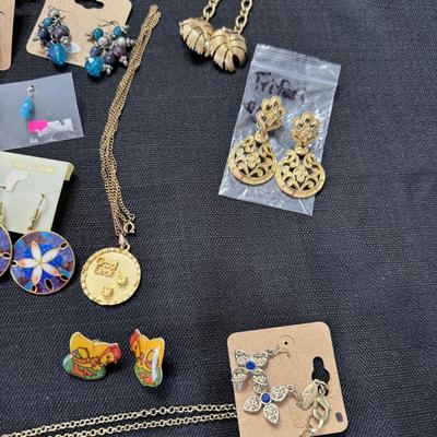 Sale Photo Thumbnail #78: Necklaces
Bracelets
Brooches
Clip on earrings