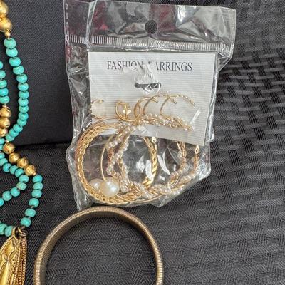 Sale Photo Thumbnail #85: Necklaces
Earrings
Brooches
Bracelets
Ring