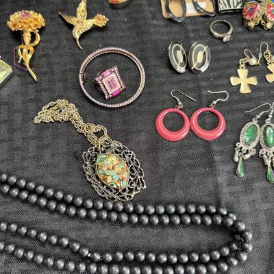 Sale Photo Thumbnail #83: Necklaces
Earrings
Brooches
Bracelets
Ring