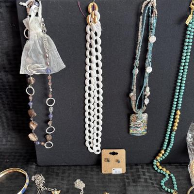 Sale Photo Thumbnail #80: Necklaces
Earrings
Brooches
Bracelets
Ring