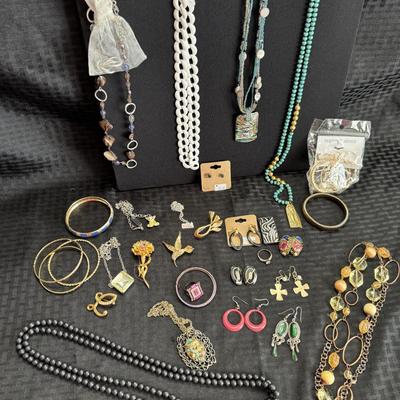 Sale Photo Thumbnail #79: Necklaces
Earrings
Brooches
Bracelets
Ring