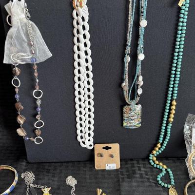 Sale Photo Thumbnail #81: Necklaces
Earrings
Brooches
Bracelets
Ring