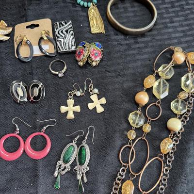 Sale Photo Thumbnail #84: Necklaces
Earrings
Brooches
Bracelets
Ring