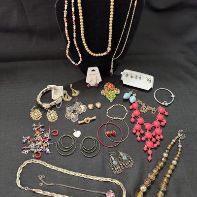 Sale Photo Thumbnail #88: Necklaces
Earrings
Bracelets
Brooches