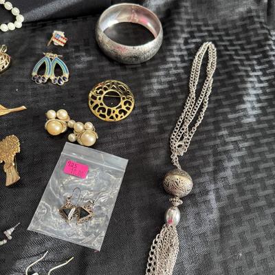 Sale Photo Thumbnail #102: Necklaces
Bracelets
Earrings
Brooches