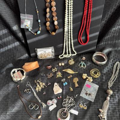 Sale Photo Thumbnail #96: Necklaces
Bracelets
Earrings
Brooches