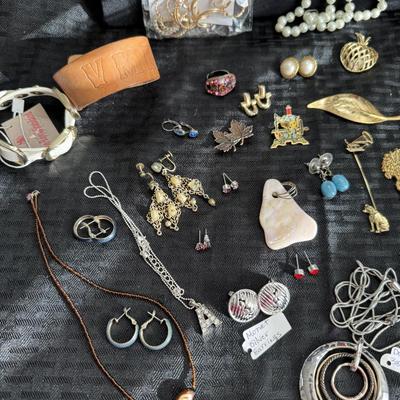 Sale Photo Thumbnail #99: Necklaces
Bracelets
Earrings
Brooches