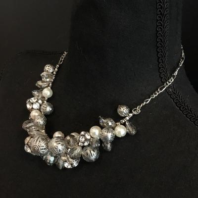 Beautiful, very nice silver tone, crystal silver tone, rhinestone bead, statement, necklace