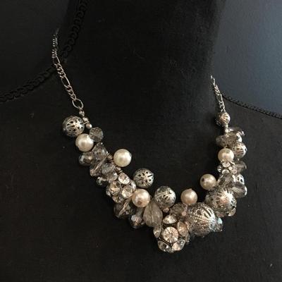 Beautiful, very nice silver tone, crystal silver tone, rhinestone bead, statement, necklace