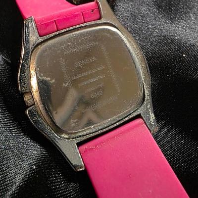 Vibrant Pink Geneva Rhinestone Bezel Fashion Watch with Silicone Band – Bold Modern Statement Timepiece