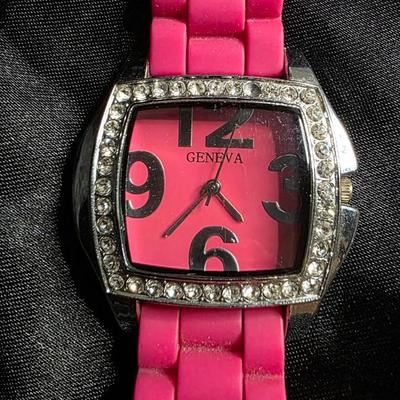 Vibrant Pink Geneva Rhinestone Bezel Fashion Watch with Silicone Band – Bold Modern Statement Timepiece