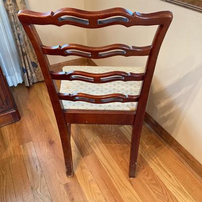LOT 55: Vintage Drexel Double Pedestal Mahogany Dining Table with Five Chairs and Table Pads