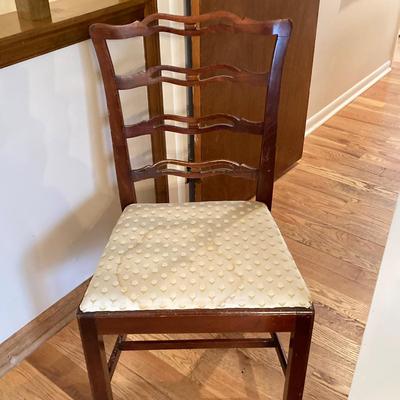 LOT 55: Vintage Drexel Double Pedestal Mahogany Dining Table with Five Chairs and Table Pads