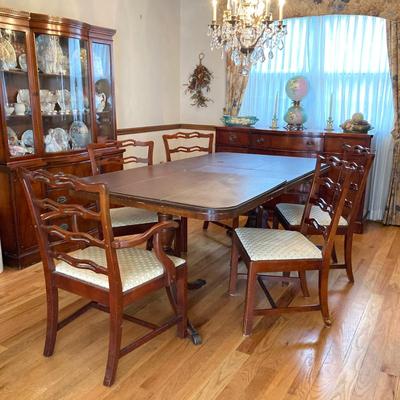 LOT 55: Vintage Drexel Double Pedestal Mahogany Dining Table with Five Chairs and Table Pads