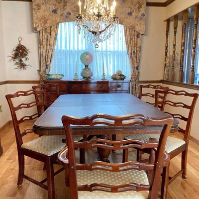 LOT 55: Vintage Drexel Double Pedestal Mahogany Dining Table with Five Chairs and Table Pads