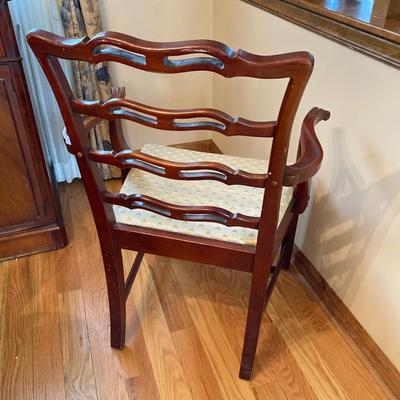 LOT 55: Vintage Drexel Double Pedestal Mahogany Dining Table with Five Chairs and Table Pads