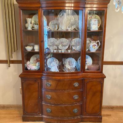 LOT 57: Vintage Drexel Mahogany China Cabinet