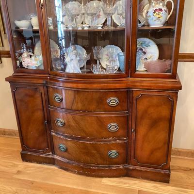 LOT 57: Vintage Drexel Mahogany China Cabinet