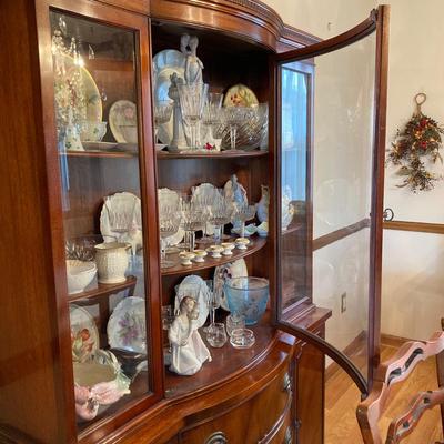 LOT 57: Vintage Drexel Mahogany China Cabinet