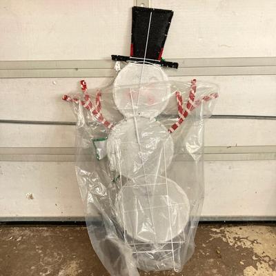LOT 64: Outdoor Holiday Decor - Lighted Snowman, Christmas Tree and More