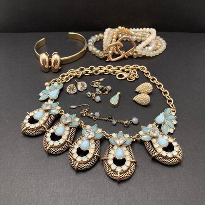 LOT 71: Beautiful Vintage Jewelry - Necklace, Pendant, Earrings and Bracelets