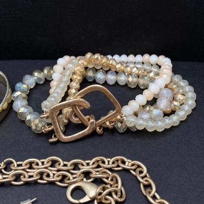 LOT 71: Beautiful Vintage Jewelry - Necklace, Pendant, Earrings and Bracelets
