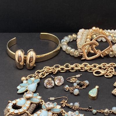 LOT 71: Beautiful Vintage Jewelry - Necklace, Pendant, Earrings and Bracelets