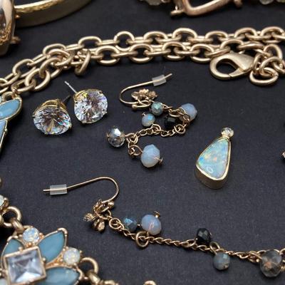 LOT 71: Beautiful Vintage Jewelry - Necklace, Pendant, Earrings and Bracelets
