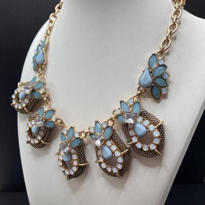 LOT 71: Beautiful Vintage Jewelry - Necklace, Pendant, Earrings and Bracelets