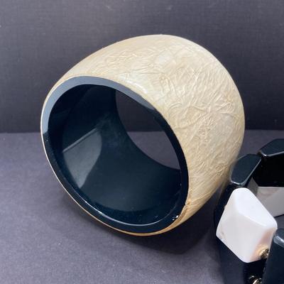 LOT 75: Collection of Vintage Jewelry - Cameo Brooch / Necklace, Bracelets and Earrings