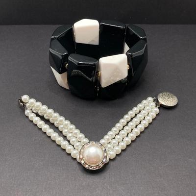 LOT 75: Collection of Vintage Jewelry - Cameo Brooch / Necklace, Bracelets and Earrings
