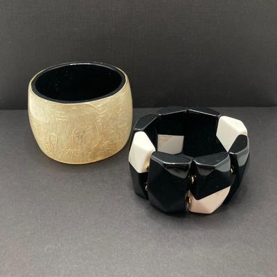 LOT 75: Collection of Vintage Jewelry - Cameo Brooch / Necklace, Bracelets and Earrings