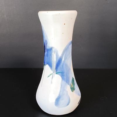 LOT 150: Williamsburg Pottery Vase, Jamestown Pottery Dish, Pottery Wall Pocket & More