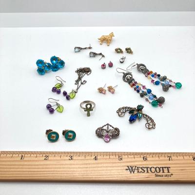 LOT 206: Vintage Jewelry Collection - Earrings, Pendants, Necklace Set and More