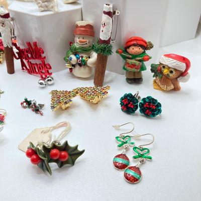 LOT 207: Awesome Collection of Christmas / Holiday Jewelry