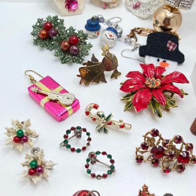 LOT 207: Awesome Collection of Christmas / Holiday Jewelry