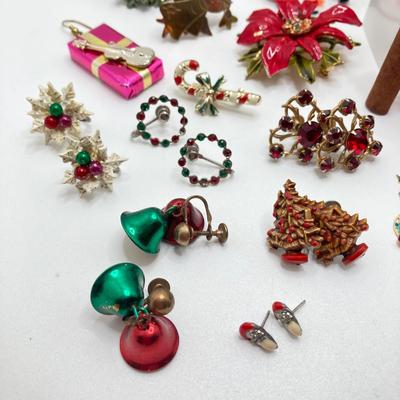LOT 207: Awesome Collection of Christmas / Holiday Jewelry