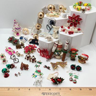 LOT 207: Awesome Collection of Christmas / Holiday Jewelry