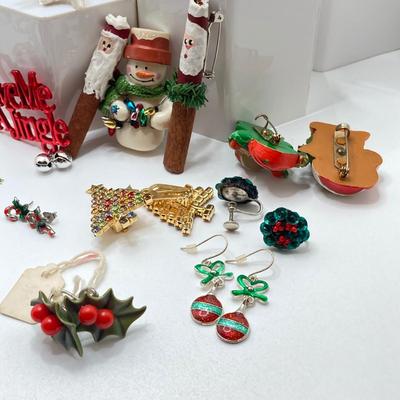 LOT 207: Awesome Collection of Christmas / Holiday Jewelry