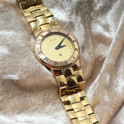 LOT 211: Gucci Swiss Made 3300 L GP 10M Watch