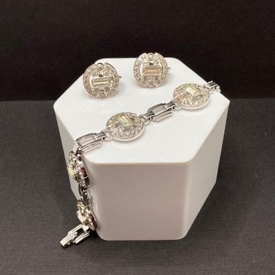 LOT 213: Sterling Silver Bracelet and Earrings Set - TW 29.72g