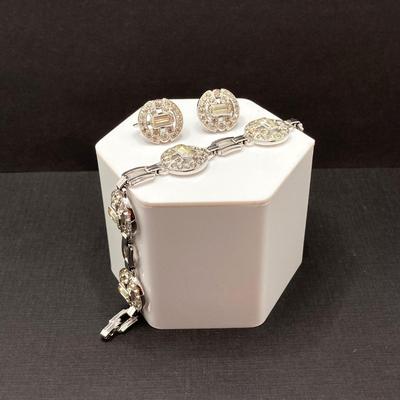 LOT 213: Sterling Silver Bracelet and Earrings Set - TW 29.72g