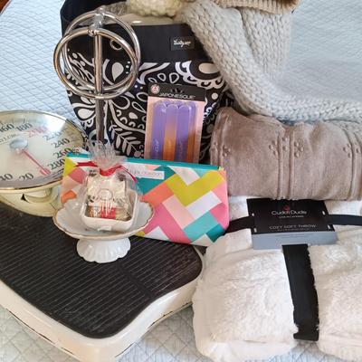 LOT 222: Home Decor Collection - NIP Cuddleduds Throw, Thirty One Tote, Elizabeth Arden Makeup Bag & More