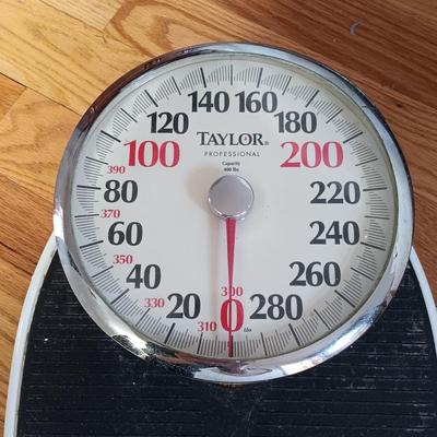 LOT 222: Home Decor Collection - NIP Cuddleduds Throw, Thirty One Tote, Elizabeth Arden Makeup Bag & More