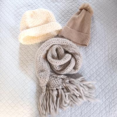 LOT 222: Home Decor Collection - NIP Cuddleduds Throw, Thirty One Tote, Elizabeth Arden Makeup Bag & More