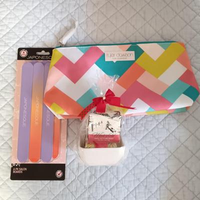 LOT 222: Home Decor Collection - NIP Cuddleduds Throw, Thirty One Tote, Elizabeth Arden Makeup Bag & More