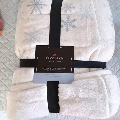 LOT 222: Home Decor Collection - NIP Cuddleduds Throw, Thirty One Tote, Elizabeth Arden Makeup Bag & More