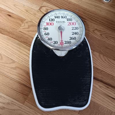 LOT 222: Home Decor Collection - NIP Cuddleduds Throw, Thirty One Tote, Elizabeth Arden Makeup Bag & More