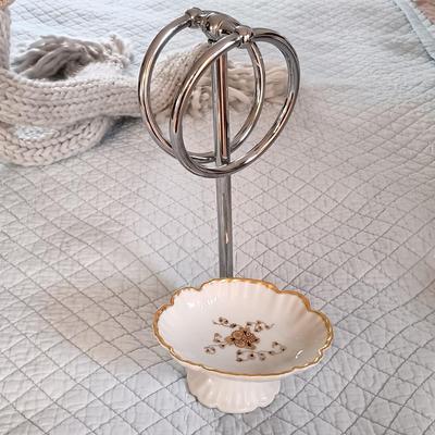 LOT 222: Home Decor Collection - NIP Cuddleduds Throw, Thirty One Tote, Elizabeth Arden Makeup Bag & More